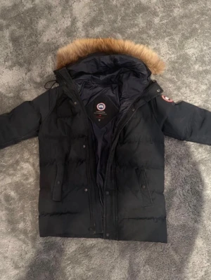 Canada goose jacka  - Din Canada goose jacka passar 140 10år päls går att ta bort med kedja 