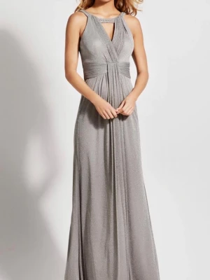 Glittrig silver balklänning   - Balklänning från en butik i Stockholm som inte längre finns kvar. Super fin och i helt nytt skick endast använd en gång. Köptes för 2000 kr ❤️