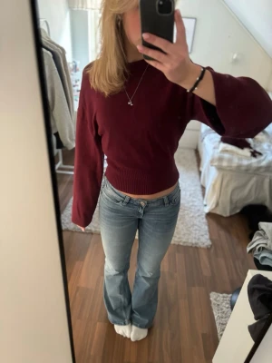 Vinröd cropped stickad tröja Ginatricot - Säljer en vinröd cropped stickad tröja från Ginatricot. Tröjan har vida ärmar med indragen midja. Använd vid tre tillfällen 💞