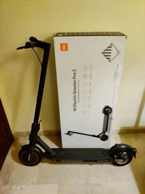 Xiaomi Mi Electric Scooter Pro 2 (byte scooter kan) - Säljer en svart Xiaomi Mi Electric Scooter Pro 2 elsparkcykel. Den har en stilren design med röda detaljer på hjulen och robust ram i metall. Perfekt för smidig transport i stan och enkel att fälla ihop. Laddas via el och har tydlig display på styret.