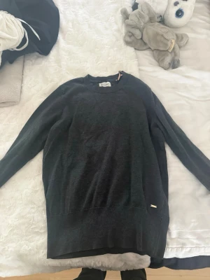 Mörkgrå tröja med knappar - Mörkgrå tröja med knappar i storlek M, stilig och i fint skick! 