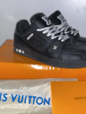 Svarta sneakers - Har använt ute ungefär 2 gånger men de är oskadade. Medföljer låda och dustbag. Hör av vid frågor