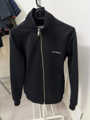 Zip hoodie Les deux storlek S - Zip hoodie Les deux storlek S. Använt fint skick, fläck som ej går bort se bild 3