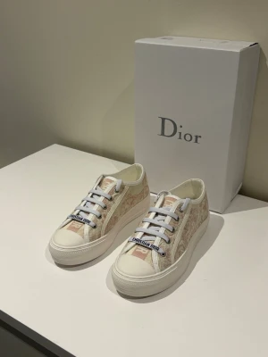 Dior skor - Säljer ett par Dior-sneakers i storlek 37. De är endast prövade inomhus då de tyvärr var för små för mig, så de är i mycket fint skick och i princip som nya.  Skorna är jättefina och passar perfekt till både vardag och lite mer uppklätt. Ett bra tillfälle att köpa ett par nästan oanvända Dior-skor till ett bättre pris.  Information: 	•	Märke: Dior 	•	Storlek: 37 	•	Skick: Endast prövade inomhus 	•	Originalkartong ingår 	•	Pris: 3399 kr  Hör gärna av dig vid intresse eller om du vill ha fler bild