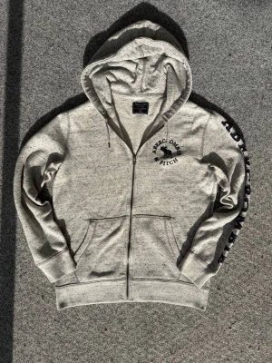 Grå zip-hoodie Abercrombie & Fitch - Säljer denna FETA gråmelerade zip-hoodie från Abercrombie & Fitch för jätte bra pris och i skick som ny, som knappt är använd.          Skick 9,5/10. Storlek:S