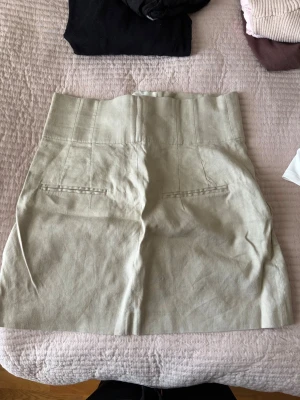 Beige linnekjol från Zara - Beige linnekjol från Zara som tyvärr inte passar mig längre. Super fin nu till sommaren och våren. Storlek S/Xs 