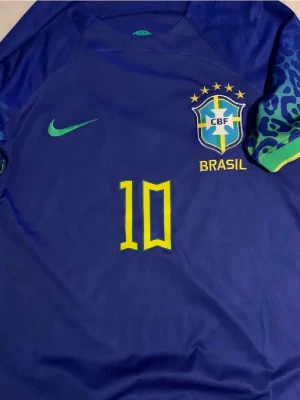 Brasilien neymar tröja - Behöver pengar storlek S oanvänd 