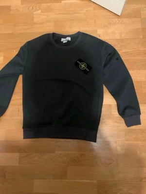 Mörkgrön sweatshirt från Stone Island - Säljer en mörkgrå sweatshirt från Stone Island med den klassiska logotypen på bröstet. Lägg ett prisförslag 