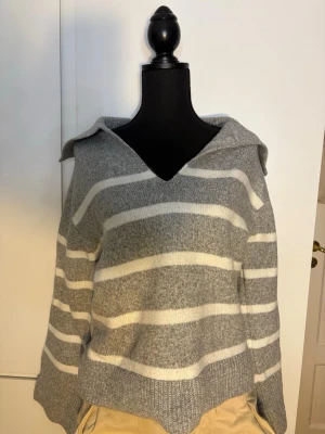 Grå stickad tröja från Gina - Säljer nu denna gråa stickade tröjan från Gina då den aldrig kommit till användning🫶den är helt ny och prislappen sitter även kvar!  Storlek XS men passar även S💕