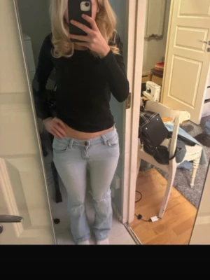 Ljusblå lågmidjade jeans - Jättesnygga ljusblå lågmidjade Lee jeans i storlek W26/L31! Några små slitningar men inget som syns jättemycket💞💞 