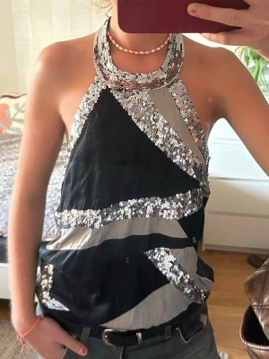Glittrig halterneck topp med paljetter - Så snygg svart och silver halterneck!! Använd nån gång men utan defekter⭐️⭐️