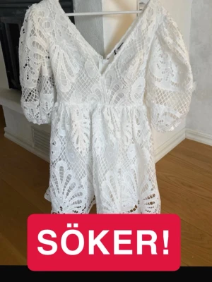Studentklänning showpo - Söker denna klänning från showpo i storlek S, hör av er om ni har en kan köpa för väldigt högt pris❣️