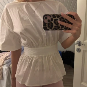 Vit topp - Supersöt vit topp med knytning i ryggen! Helt ny och aldrig använd, säljer då den inte kommer till användning💕
