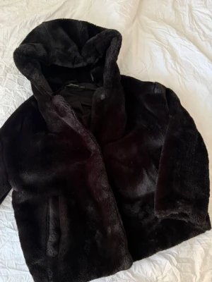 Vårjacka  - Svart fluffig jacka som passar perfekt nu till våren 🤍 man knäpper den med 3 knappar, inga defekter! 