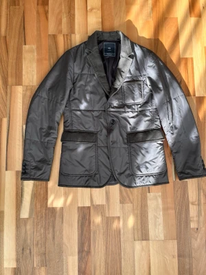 Undercover Jacket - Jacka från collab med Undercover och Uniqlo, den är i storlek S. Jackan har mindre missfärgningar på vissa ställen men är i topp skick. Kom gärna med bud!