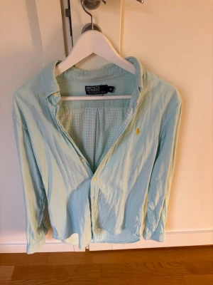 Polo Ralph lurarna skjorta  - Snygg ralp lurhen skjorta. Hör av er vid fler frågor!