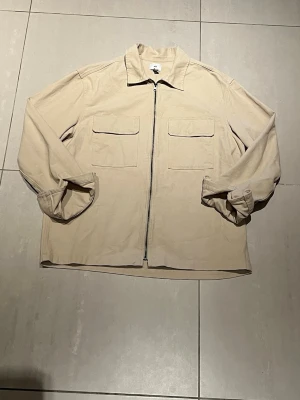 Overshirt H&M - Säljer en fin beige overshirt från H&M. Tröjan är använd men den har mer att ge! Hör av dig vid funderingar (vid snabb affär erbjuds rabatt)👊