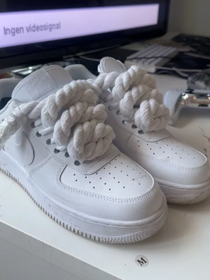 Airforce 1 rope laces  - Skorna är använda bara några få gånger och de ser fof ut som helt nya. Skorna är i stlk 43 men skulle nog säga att de passar 42 också 