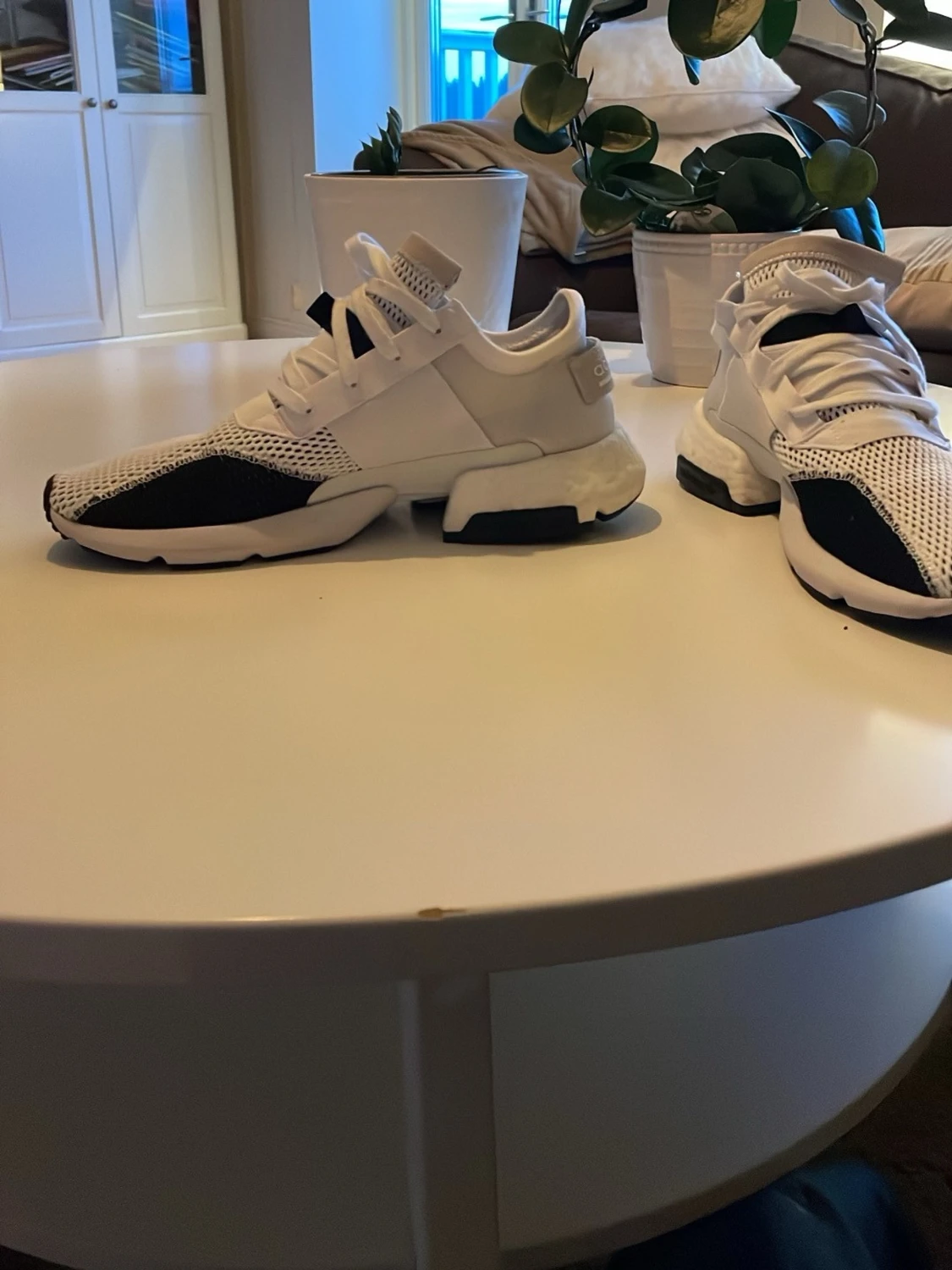 Vita och svarta Adidas sneakers - 2