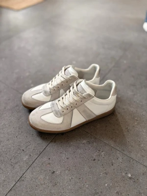 Maison Margiela skor med box  - Ett par feta gats har varit använda men inga stora skaor utom att de blivit någon missfärgning av jeans då de blivit blått på vissa ställen. Annars döö feta! Storlek 42 finns box men inte med i bilderna. 