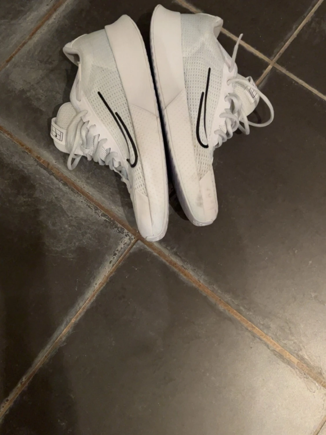 Vita Nike inneskor med svart swoosh - 1