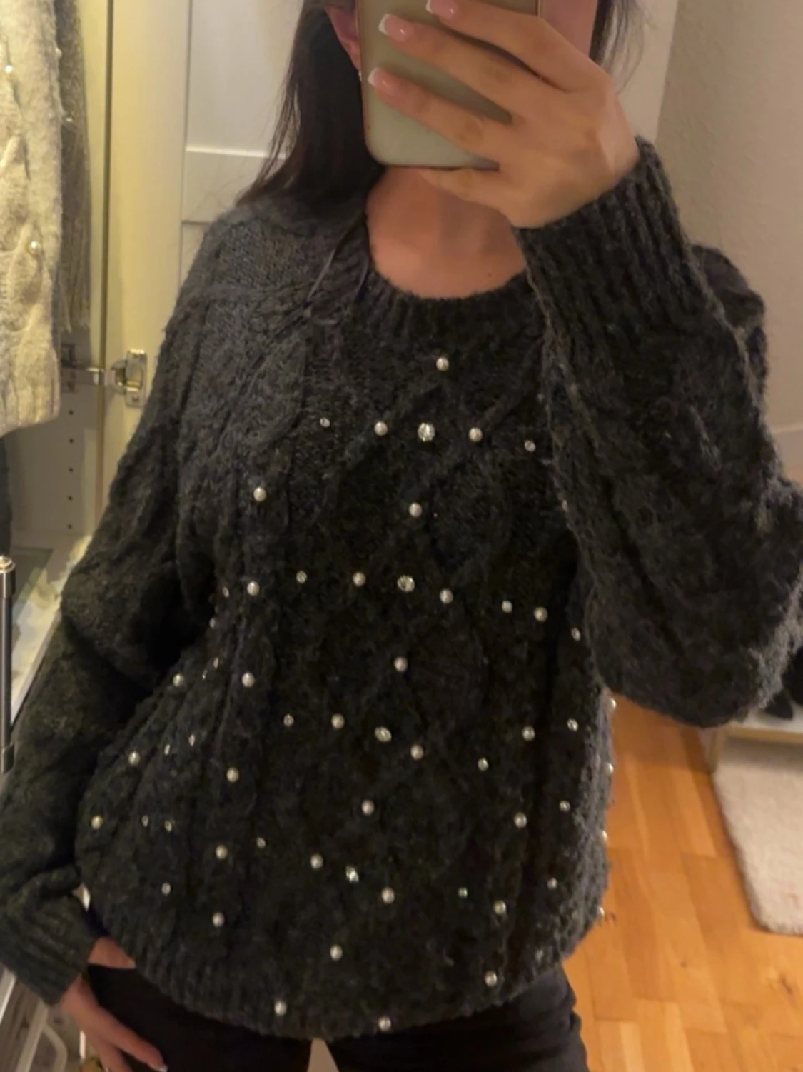 Mörkgrå stickad tröja med pärlor