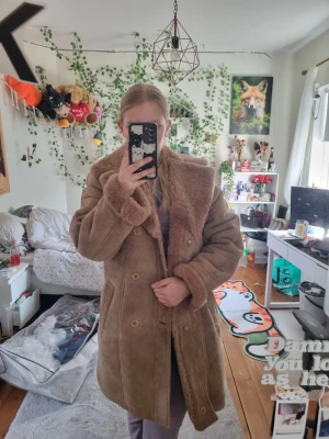 Äkta Lamb shearling kappa - vintage - Säljer denna fantastiska vinterjacka i äkta lammskinn/shearling. 💕Härlig vintage-känsla med mjuk päls på insidan och mocka-yta på utsidan. Storlek 50 (XL/XXL). Varm och tidlös – perfekt för höst och vinter! Skick: Begagnat men gott skick. Köparen står för frakt. Kan även mötas upp i Ystad 💕 Kom gärna med prisförslag vis intresse☺️