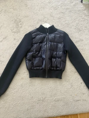 Jacka från Gina  - Aldrig använd och slutsåld i storlek S. Nypris 500kr mitt pris 380kr men kan diskuteras!