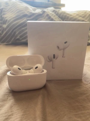 Apple AirPods Pro trådlösa hörlurar - Säljer ett par vita Apple AirPods Pro med laddningsetui. De är trådlösa in-ear hörlurar med silikontoppar och stilren design. Perfekta för musik, samtal och träning. Kommer i originalförpackning.