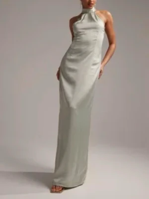 Asos balklänning salviagrön satin - Elegant ljusgrön långklänning med halterneck och slits bak. Klänningen har en slät och glansig yta som ger en lyxig känsla. Perfekt för bal. Materialet är satin