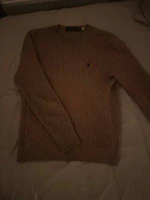 Brun tröja Polo Ralph Lauren - Säljer en brun Ralph lauren tröja som är nästan helt ny det står att den är storlek L men den är storlek S men passar Xs jätte bra 
