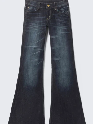 Mörkblå bootcut jeans med slitningar - Säljer ett par mörkblå bootcut jeans med coola slitningar på framsidan. Jeansen har klassiska fem fickor, gylf med knapp och dragkedja samt breda ben som ger en retro vibe. Perfekt för dig som gillar en avslappnad och trendig look! Bilden när jag har på mig dom e då min kompis jeans, har ett par till som aldrig är använda! Vill helst bli av med dom så pris kan diskuteras 