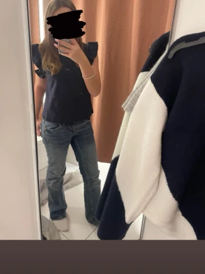 Säljer marinblå blus - Säljer marinblå blus, använd en gång