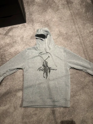 Grå hoodie från Ralph Lauren - Säljer en tvär fet och unik grå hoodie från Ralph Lauren. Storlek M men sitter som S