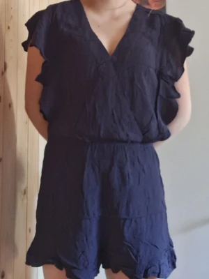 Mörkblått somrigt klädesplagg - Mörkblå kort byxdress. Väldigt skönt plagg där tröja och byxor sitter ihop. Svalt, skönt och enkelt till sommaren. Vill bli av med allt så kan sälja billigt. Köpare föreslår pris 🍀