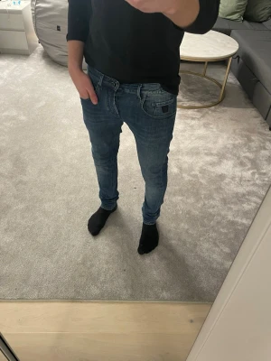 Handpicked jeans - Säljer ett par riktigt feta handpicked jeans i slimfit med snygg tvätt och klassiska fem fickor. Jeansen har en modern passform som sitter tight längs benen och är tillverkade i Italien. Perfekta till en avslappnad stil.