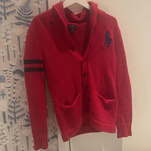 Röd Cardigan från Ralph lauren (Passar M!) - Säljer min Ralph lauren kofta då jag inte använder den.👍 Passar M.