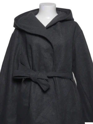 Svart kappa med huva och knytskärp - Stilren grå kappa med stor huva och knytskärp i midjan. Kappan har en rak passform och är tillverkad i ett mjukt tyg som ger en snygg siluett. 