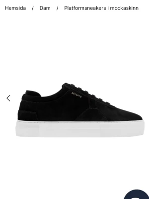  Axel Arigato skor. - Helllo! Jag säljer mina gamla skor som jag använde 3 månader förra våren. Jätte fina och bekväma. Kom ej till användning på grund av att svart inte är min färg. Självklart tvättar jag dom innan jag postar🌟🌟original pris 2000.