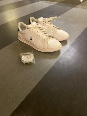 Polo Ralph lauren skor - Tjenare! Säljer ett par vita Ralph lauren sneakers med ett snyggt grönt märke. Skorna är i bra skick och väl omhändertagna. Extra snöre medföljer. Pris kan sänkas lite vid snabb affär. Bara att höra av sig vid frågor👍
