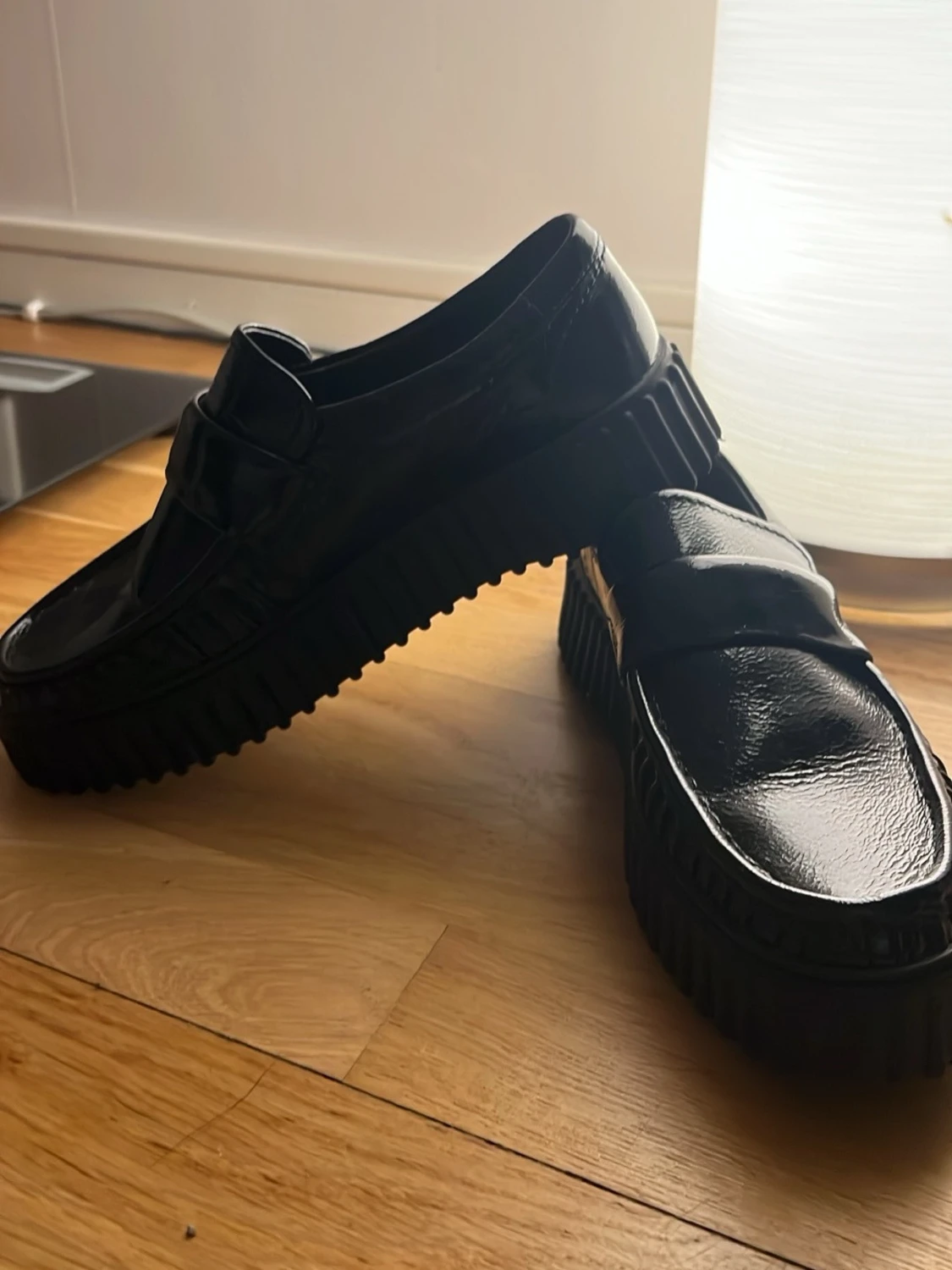 Svarta chunky loafers i lack - 2