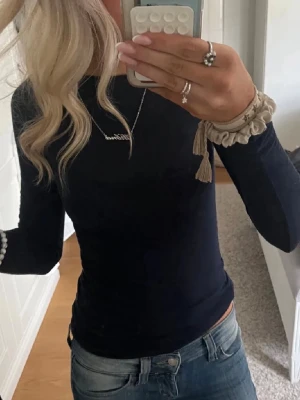 Intimissimi tröja - Säljer en mörkblå långärmad topp från intimissimi. Toppens passform är slim och den har en enkel, stilren design med rund halsringning. Materialet är mjukt och tunt, perfekt för lager-på-lager eller att bära som den är.