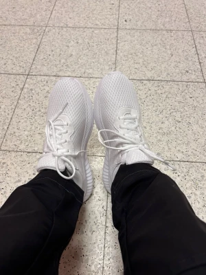 Vita mesh sneakers med chunky sula - Fräscha vita sneakers med luftig mesh-ovandel och chunky sula. Skorna har klassisk snörning och en modern, sportig vibe. Perfekta för dig som gillar stilrena och bekväma sneakers med en clean look.