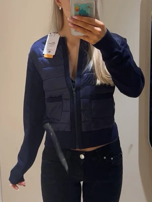 Mörkblå cardiganjacka - Snygg mörkblå cardiganjacka från Gina Tricot. Säljer då den inte kommer till användning. Endast använd en gång och ser därför precis som ny ut. Skriv för fler bilder.💗