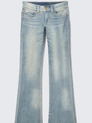 Ljusblå bootcut jeans - Säljer ett par ljusblå bootcut jeans med slitna detaljer och klassiska femficksdesign. Jeansen har en snygg tvättad look och är tillverkade i denim. Perfekt för dig som gillar retrostil och vill ha ett par jeans med lite extra attityd.