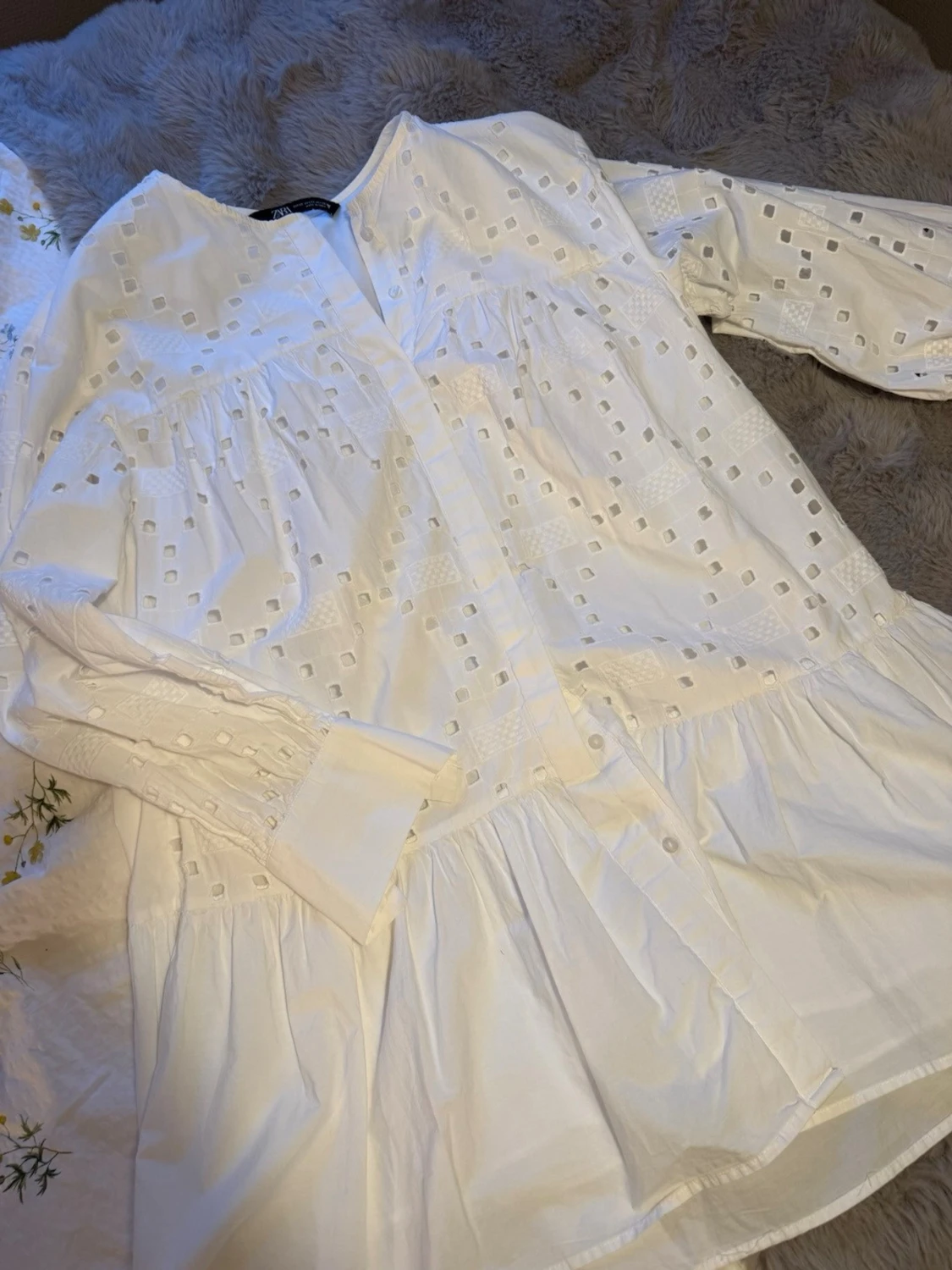 Vit kort klänning med broderi - 2