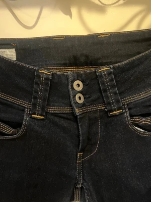 Vintage Pepe jeans - Vintage Pepe jeans med två knappar, Lågmidjade och snygga fickor där bak. Storlek 27/32. Fint skick även fast dom är äldre, inga slitningar vid benen. Skriv privat om du vill ha fler bilder eller vid funderingar 