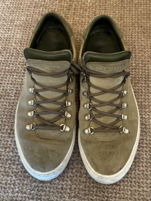 Diemme Sneakers - Säljer ett par Diemme Marostica Low i olivegrönt mockaläder, storlek EU 44. Handgjorda i Italien med robust gummisula och metalliska D-ringar.  Bra skick utan skador, endast lite smuts från användning.  Originalkartong saknas.  Nypris ca 3595 kr.