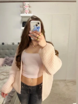 Rosa stickad kofta  - Aldrig använd kofta från cubus. Storlek 156/164 men sitter som en S/M. 