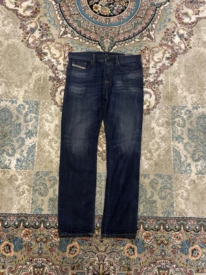 Diesel Buster Jeans  - Schyssta diesel jeans i storlek 32/32 (mått finns) modell Buster regular slim tapered.  Mått: (ca) Midja: 44 Längd: 107 Benöppningen: 18    Inga fläckar eller hål